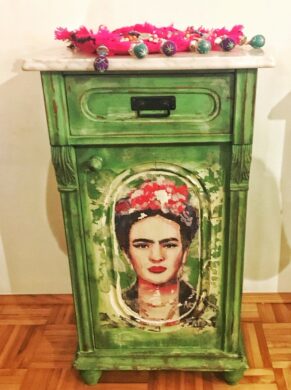 Nachtkästchen Makeover im „Frida Kahlo“ Stil