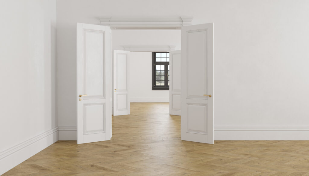 Zwei offene Türen einer Altbauwohnung
