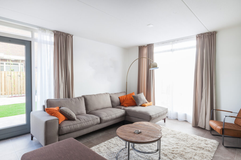 Helles Wohnzimmer mit Couch