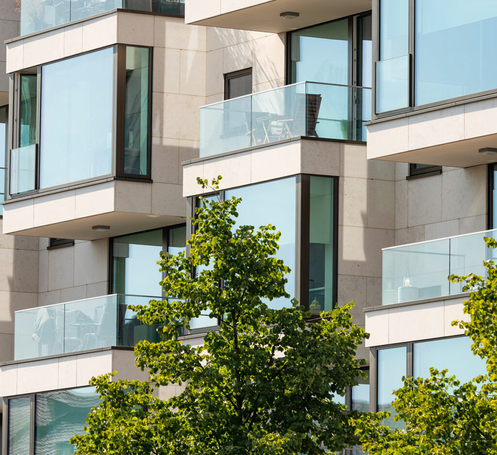 Balkon einer Wohnung mit großen Fenstern