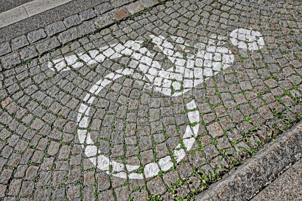 Rollstuhl-Piktogramm auf Kopfsteinpflaster