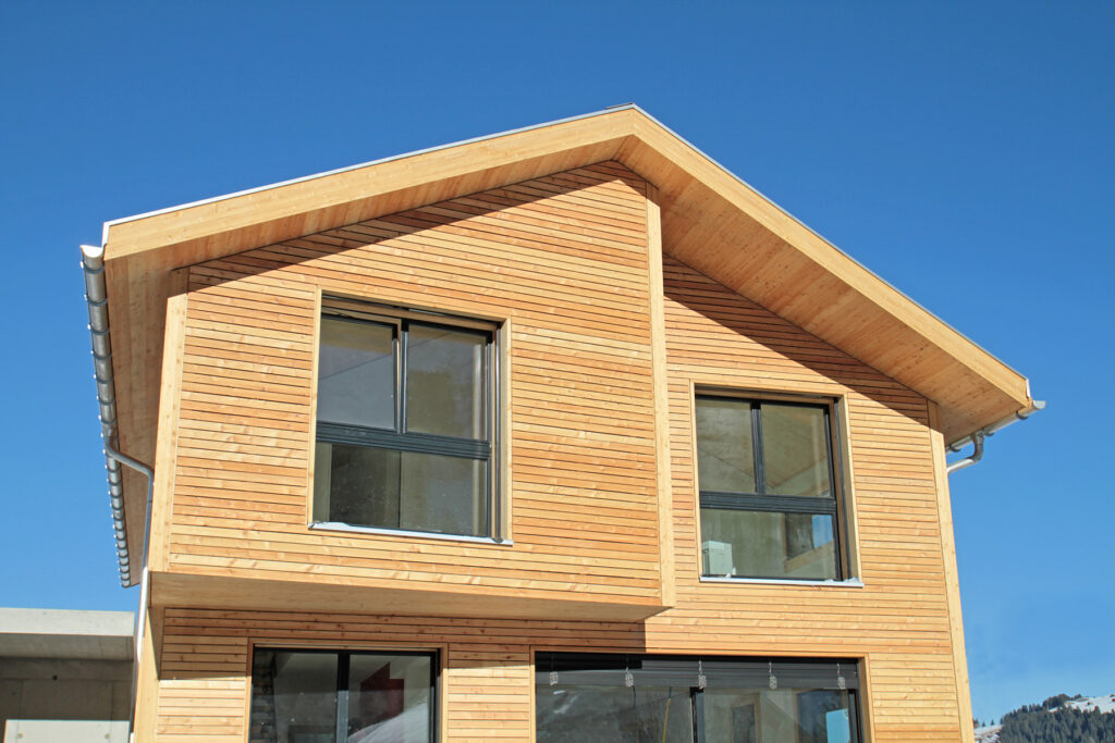 Holzhaus vor blauem Himmel